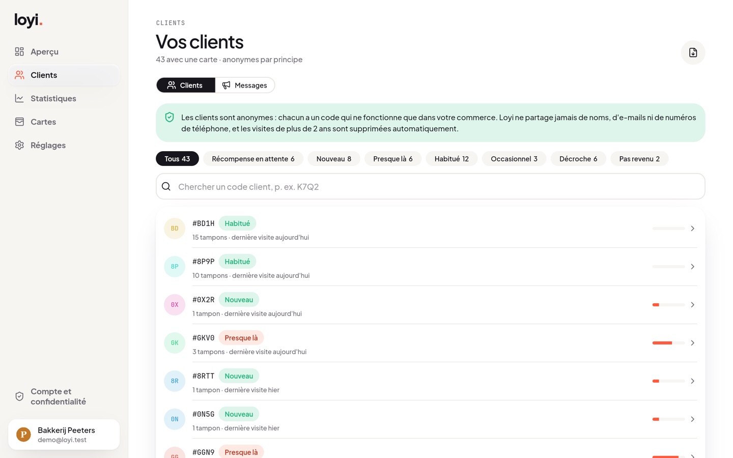La liste des clients : chaque client sous forme de code anonyme avec un statut comme habitué, nouveau ou récompense en attente